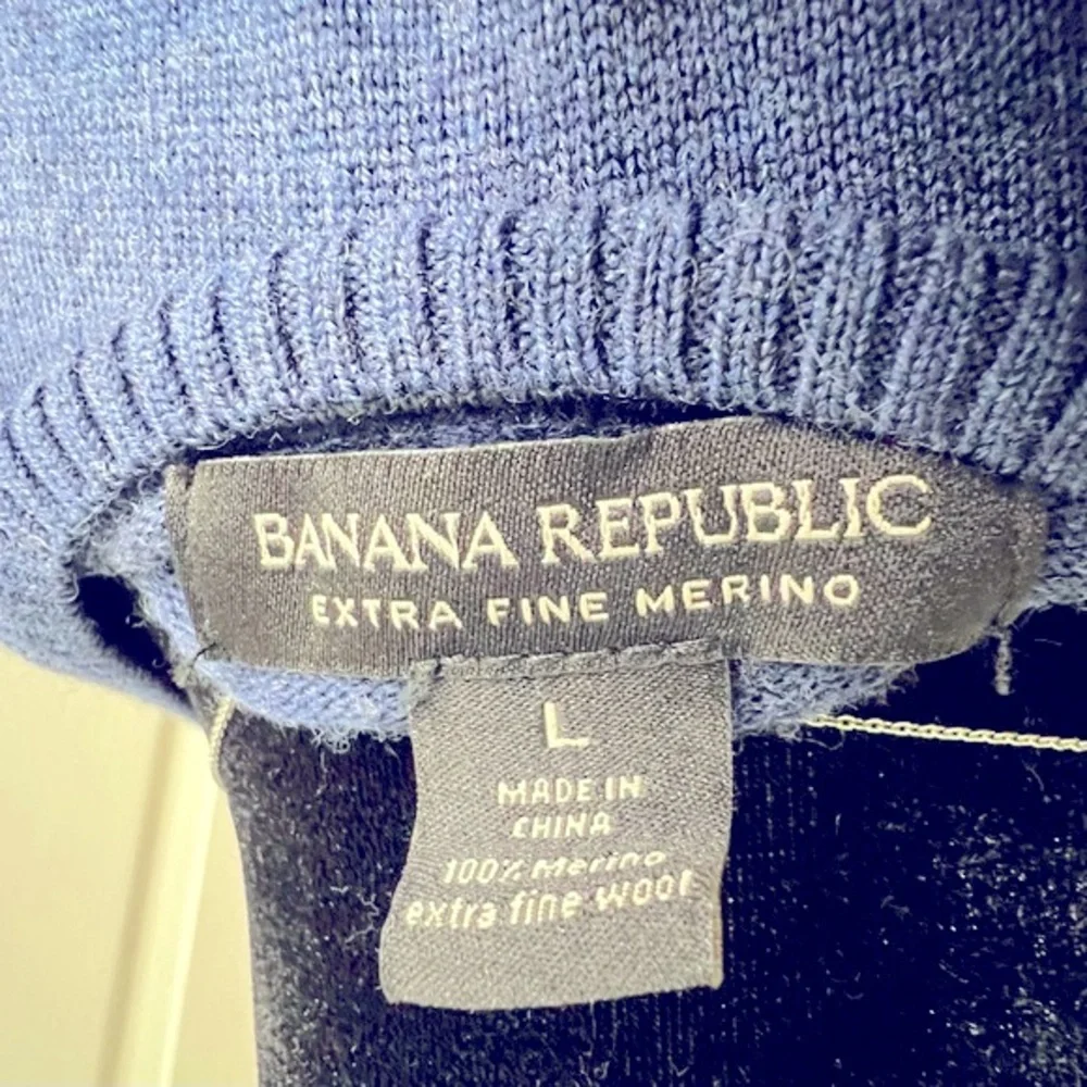 Banana Republic Men’s Blue Extra Fine Merino Wool V-Neck Sweater L